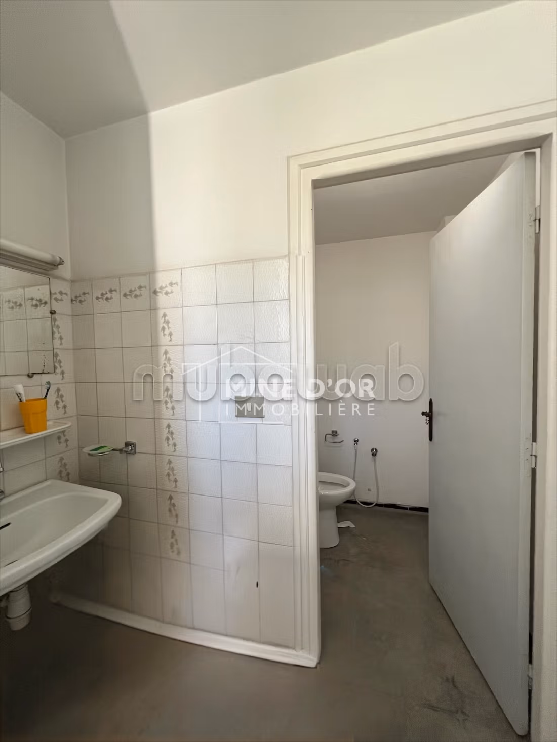 Offices for rent in Montplaisir. Area 360 m². Caretaker available, air conditioning system