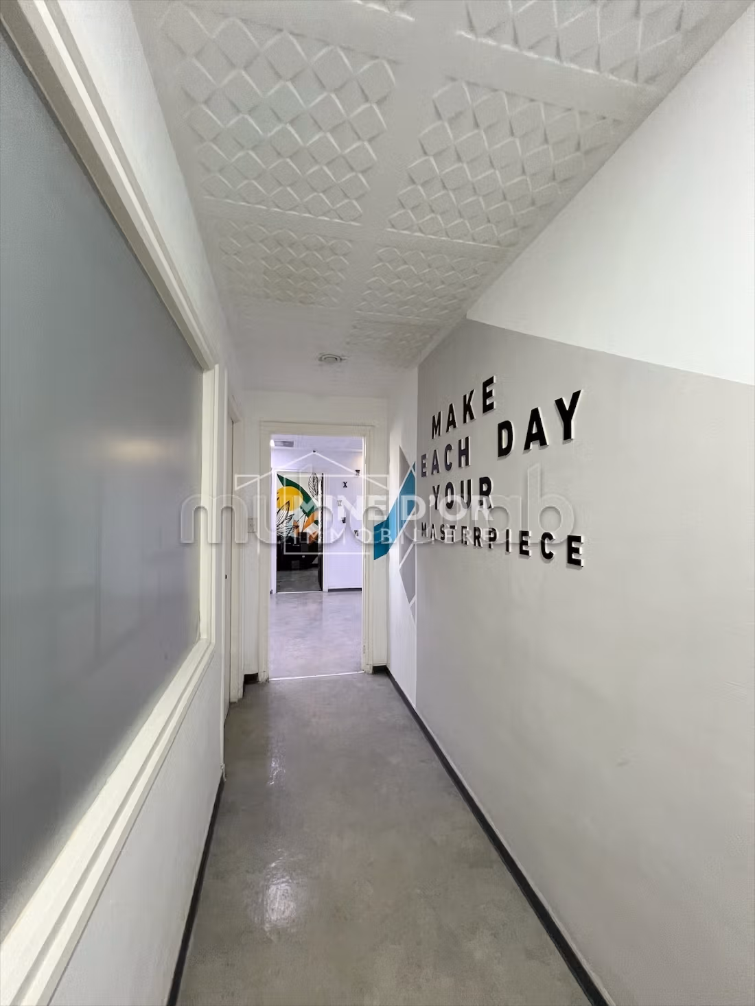 Offices for rent in Montplaisir. Area 360 m². Caretaker available, air conditioning system