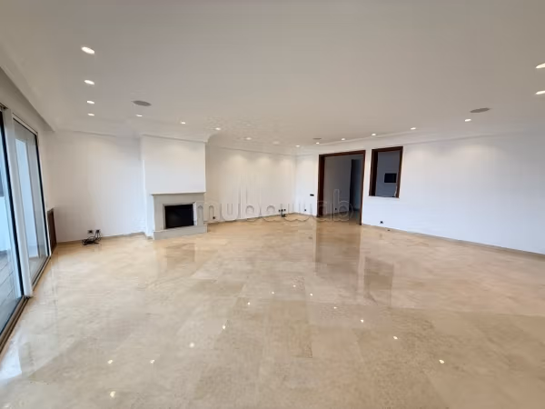 Find an apartment for rent in Ain Diab. Total area 250 m². Quiet sorroundings with sea view, central heating