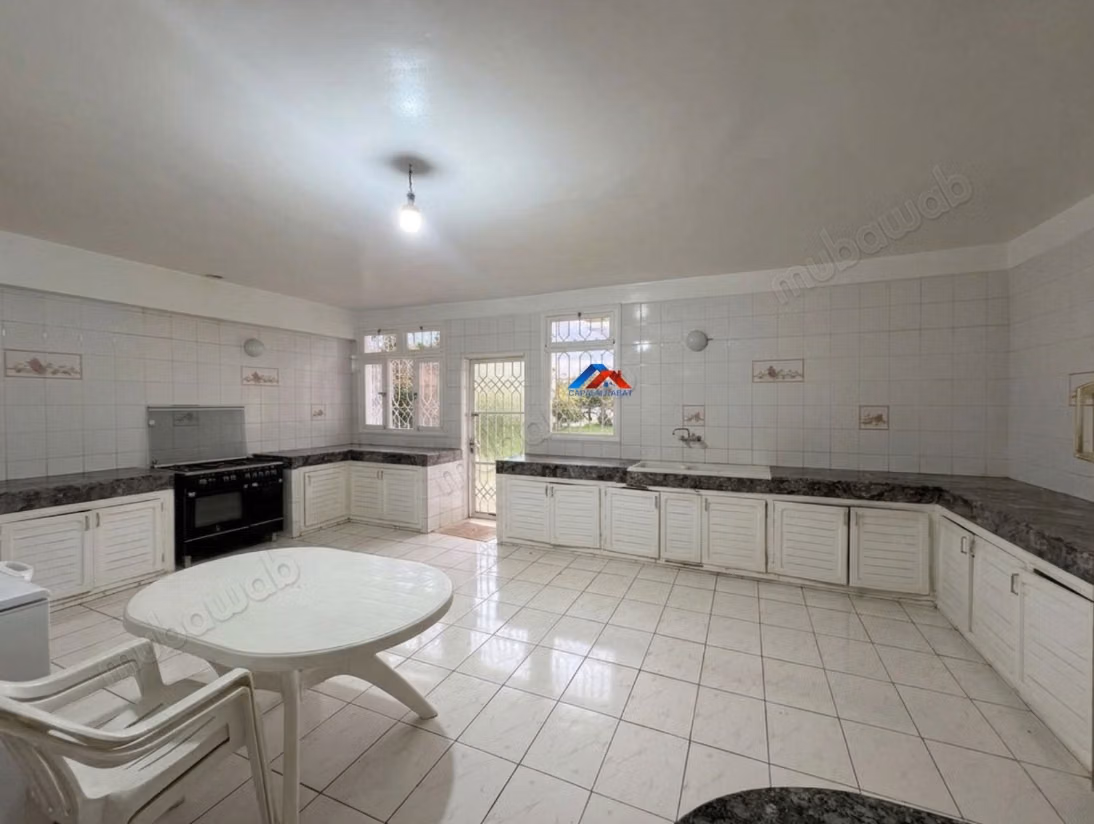 Luxury villa for sale in Souissi. Area 2004 m². Gardeners