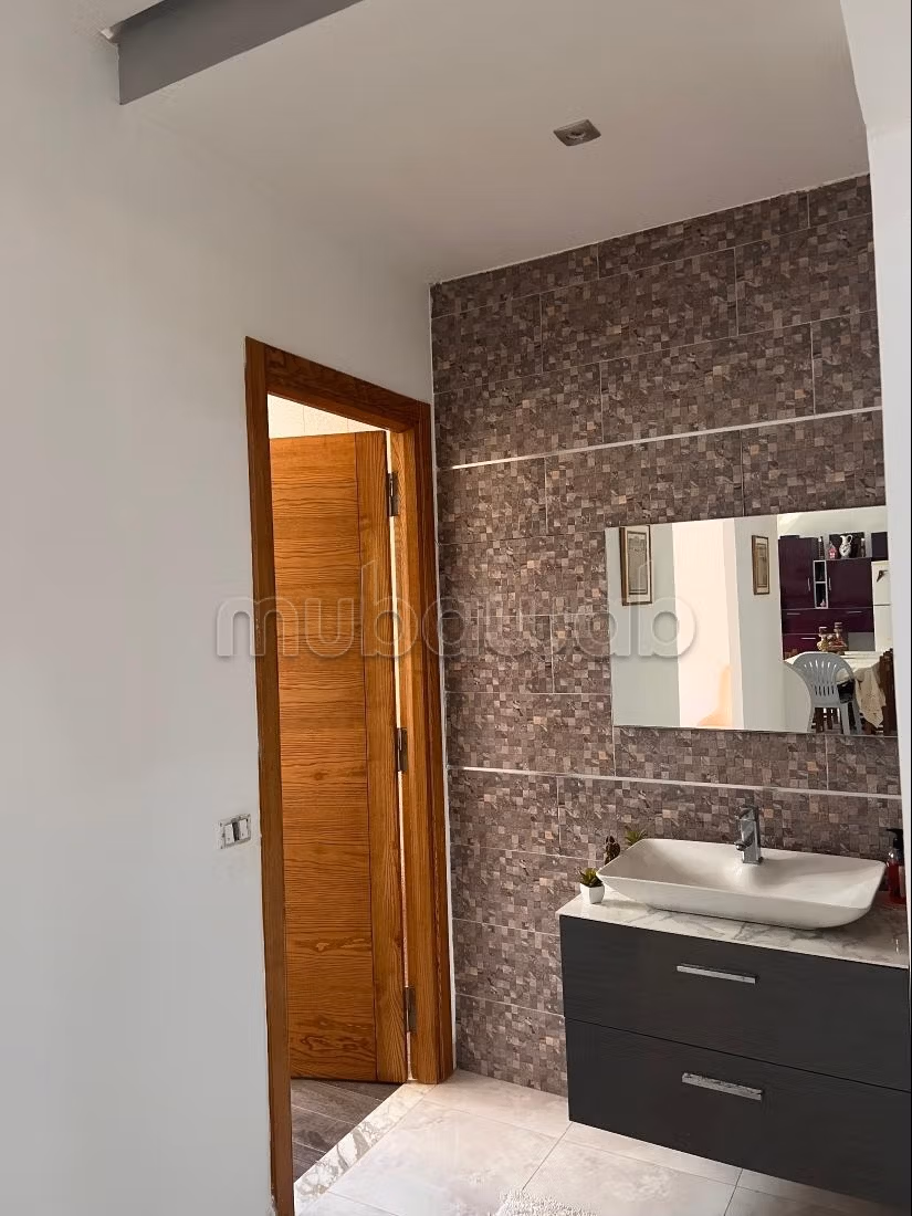 Villa de haut standing à vendre à Bou Jerdga. Surface totale 1400 m². Terrasse et jardin
