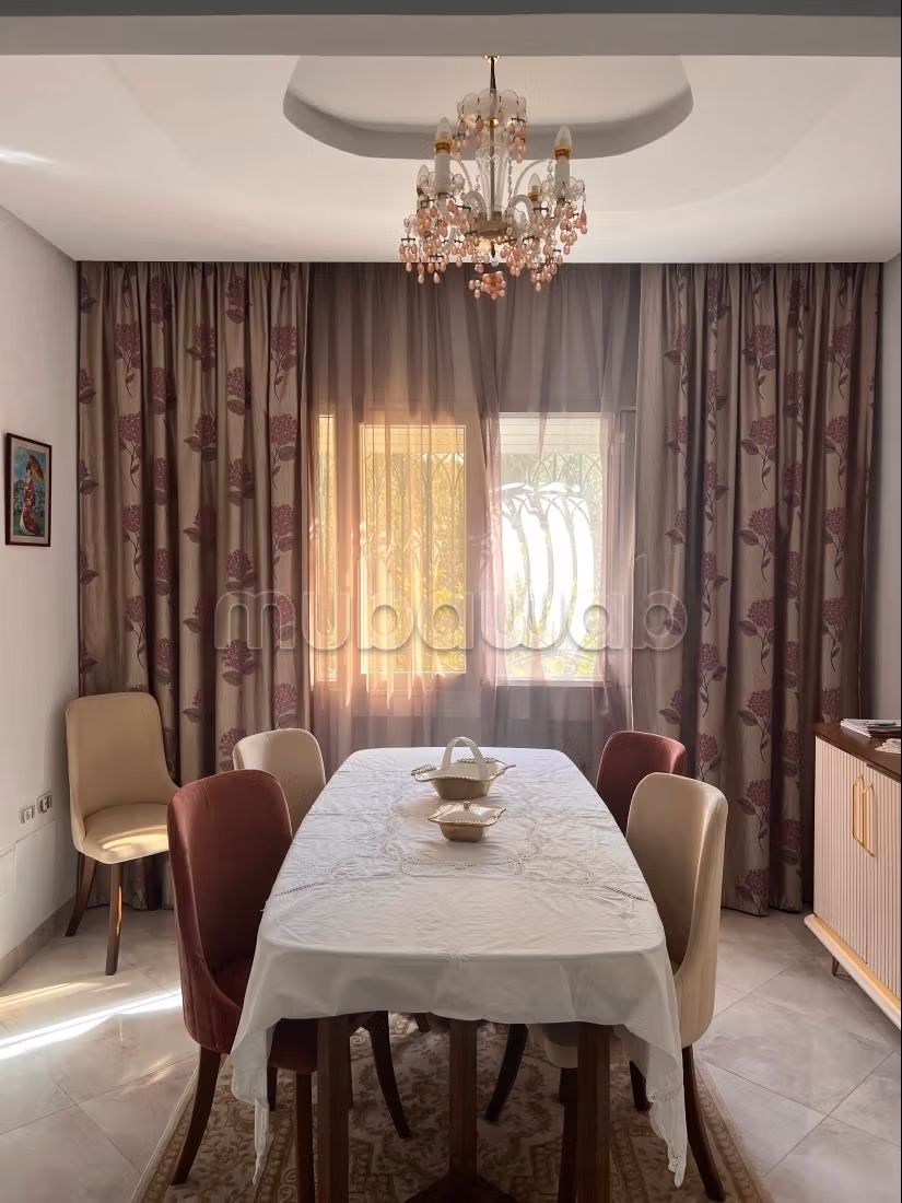 Villa de haut standing à vendre à Bou Jerdga. Surface totale 1400 m². Terrasse et jardin