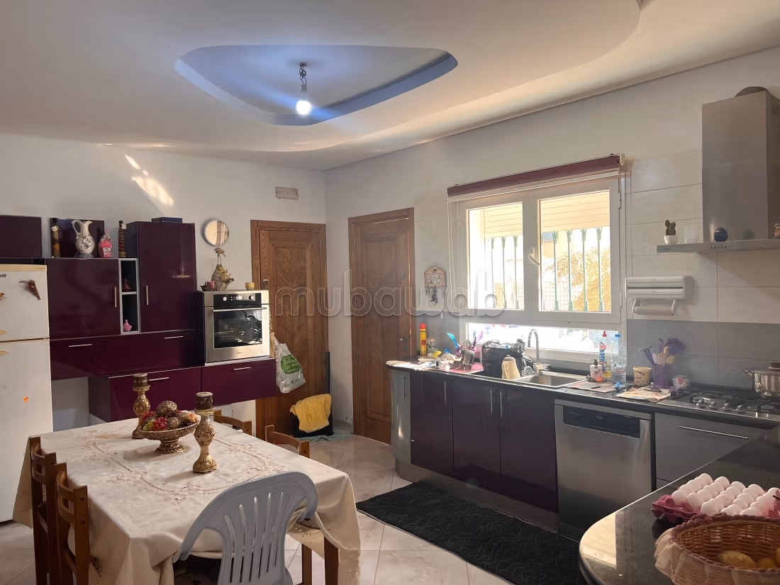 Villa de haut standing à vendre à Bou Jerdga. Surface totale 1400 m². Terrasse et jardin