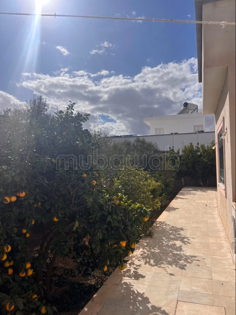 Villa de haut standing à vendre à Bou Jerdga. Surface totale 1400 m². Terrasse et jardin