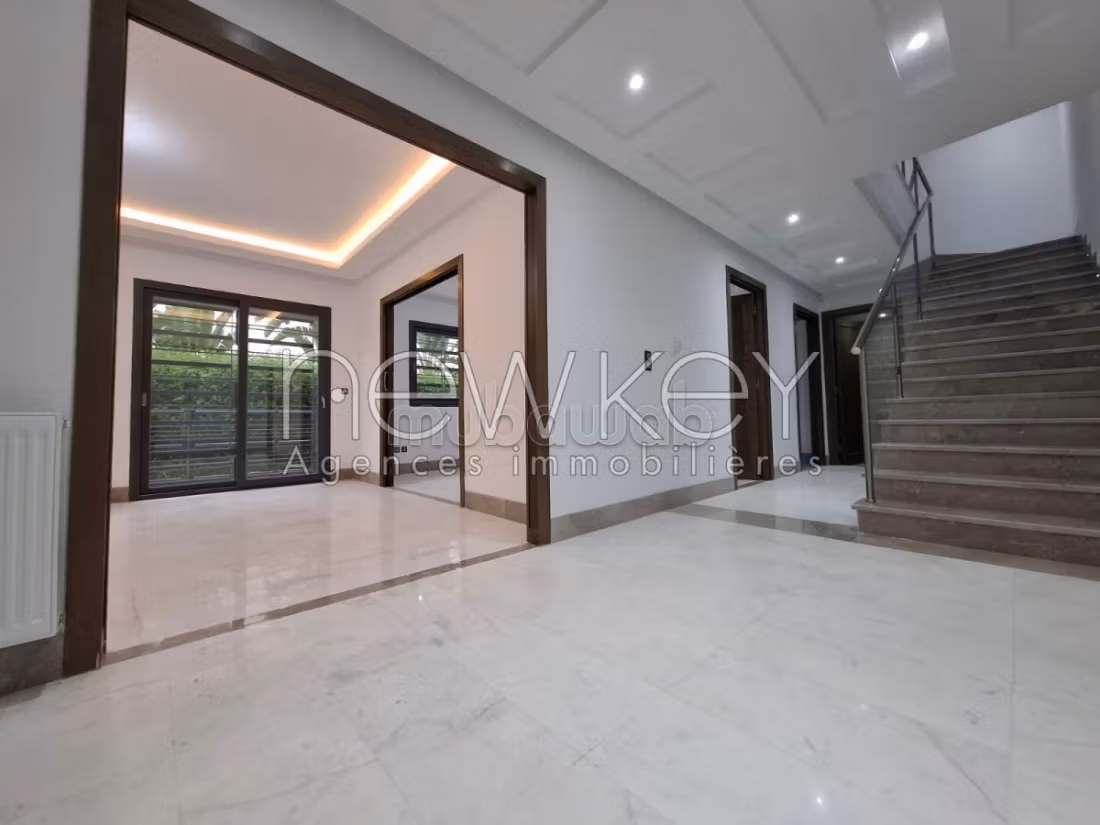 Duplex S3 avec jardin près du parc à La Soukra
