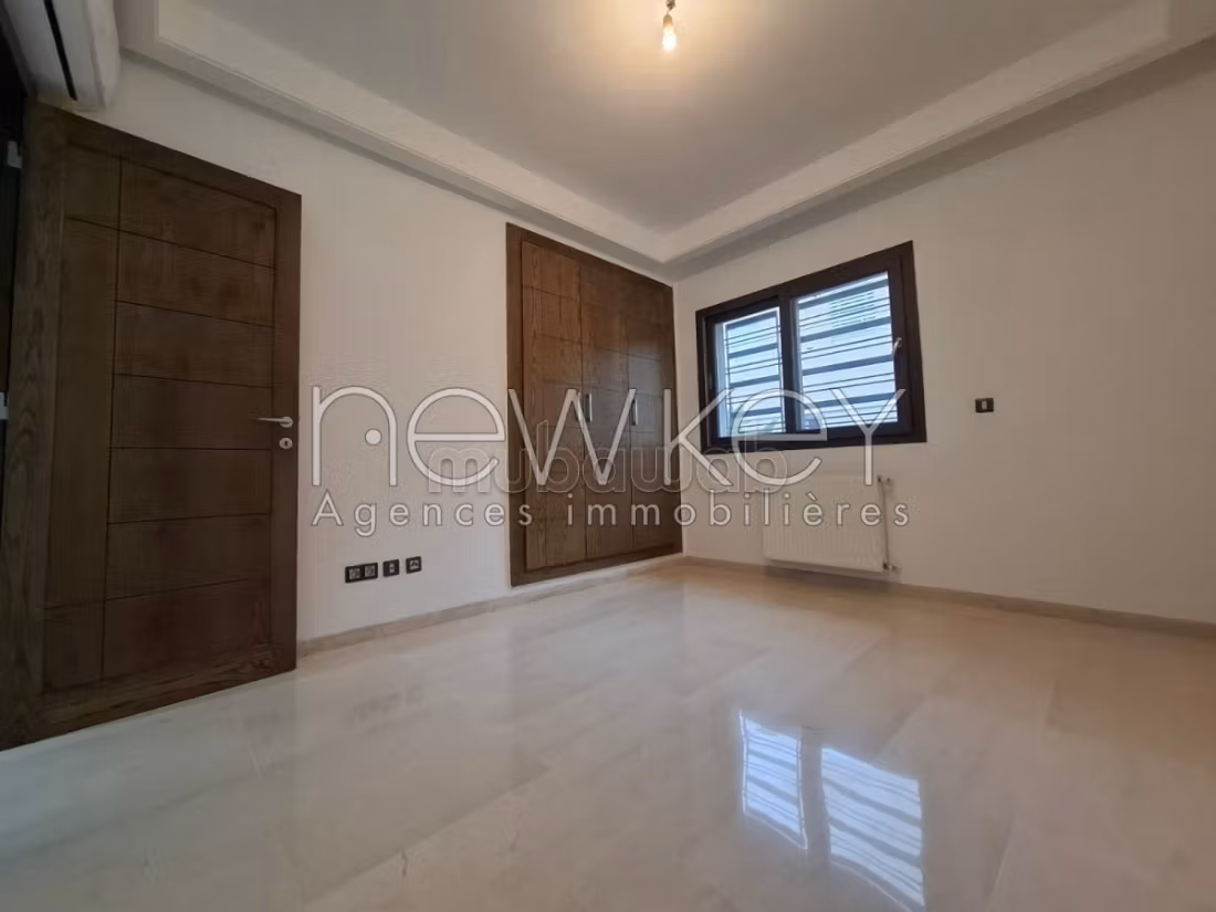Duplex S3 avec jardin près du parc à La Soukra