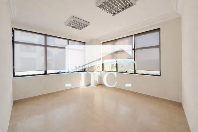 Ufficio disponibile in affitto a Les Berges Du Lac 2. Superficie di 120 m². Ascensore e garage