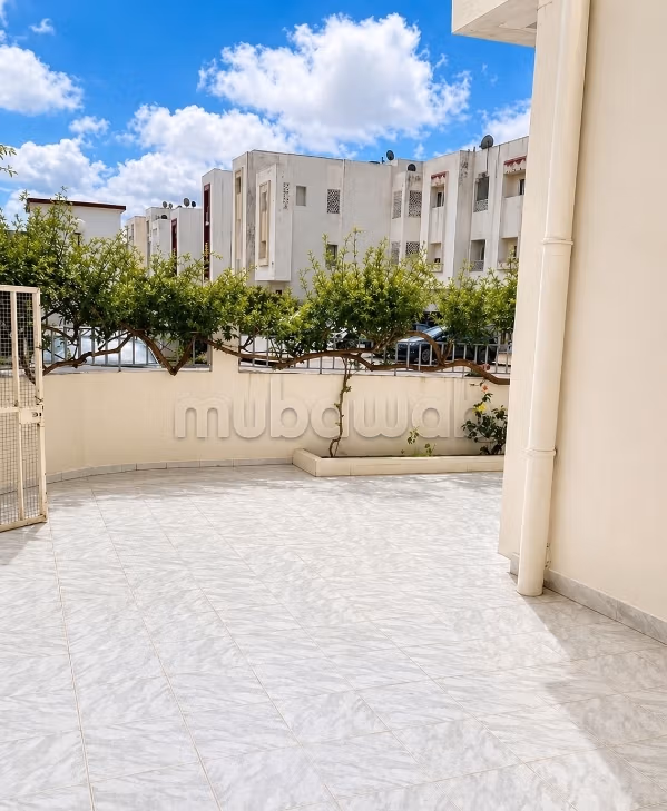 Vendita di uno splendido appartamento a Cité Elyes. 2 camere da letto. Giardino, terrazzo