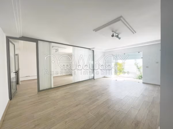 Comodo ufficio in affitto a Les Berges Du Lac 1. Superficie 70 m². Giardino