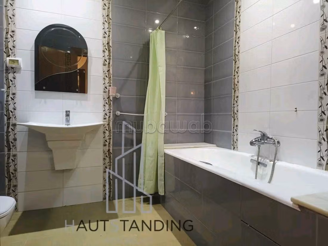 Rent this apartment. Large area 105 m². Cellar. 