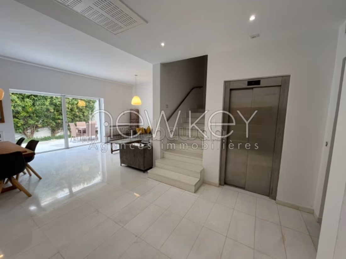 A vendre un triplex en S5 avec piscine à Gammarth
