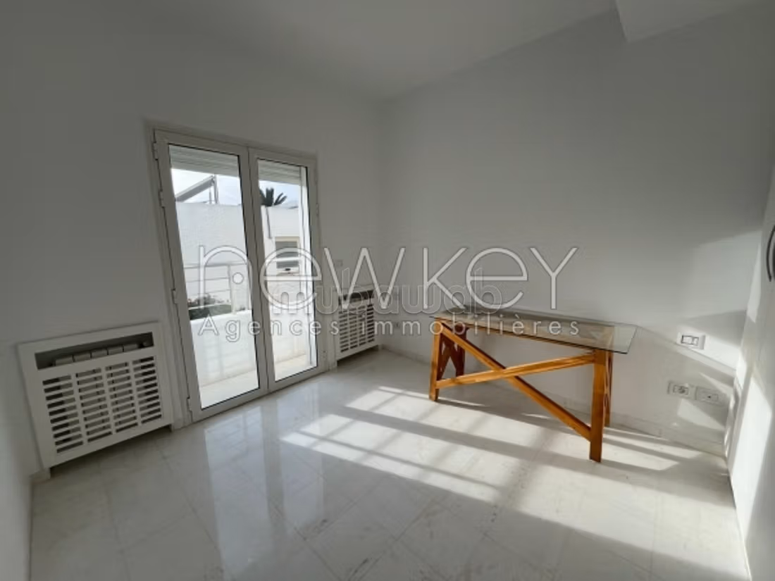 A vendre un triplex en S5 avec piscine à Gammarth
