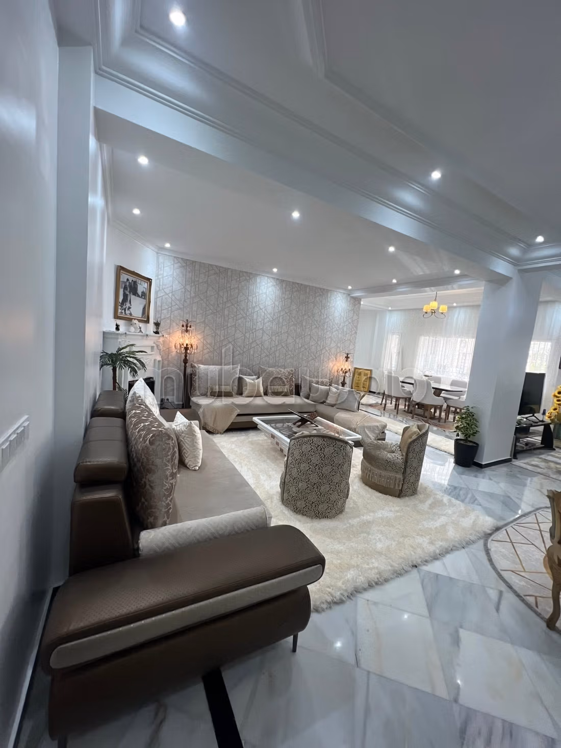 Bel appartement en location à Racine. 7 pièces confortables. Bien meublé.