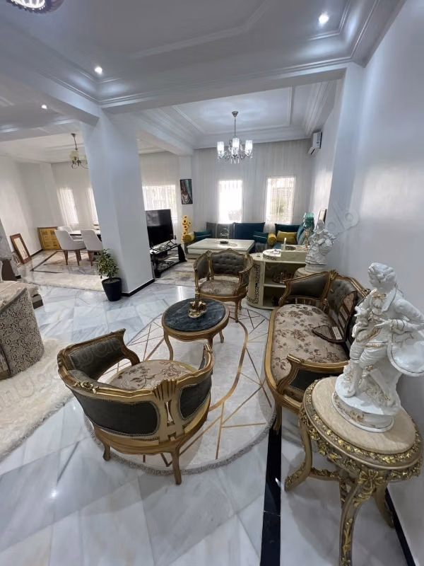 Bel appartement en location à Racine. 7 pièces confortables. Bien meublé. 