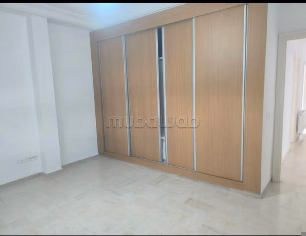Location d'une maison à La Marsa. Surface de 180 m². Fenêtres avec double vitrage et porte blindée