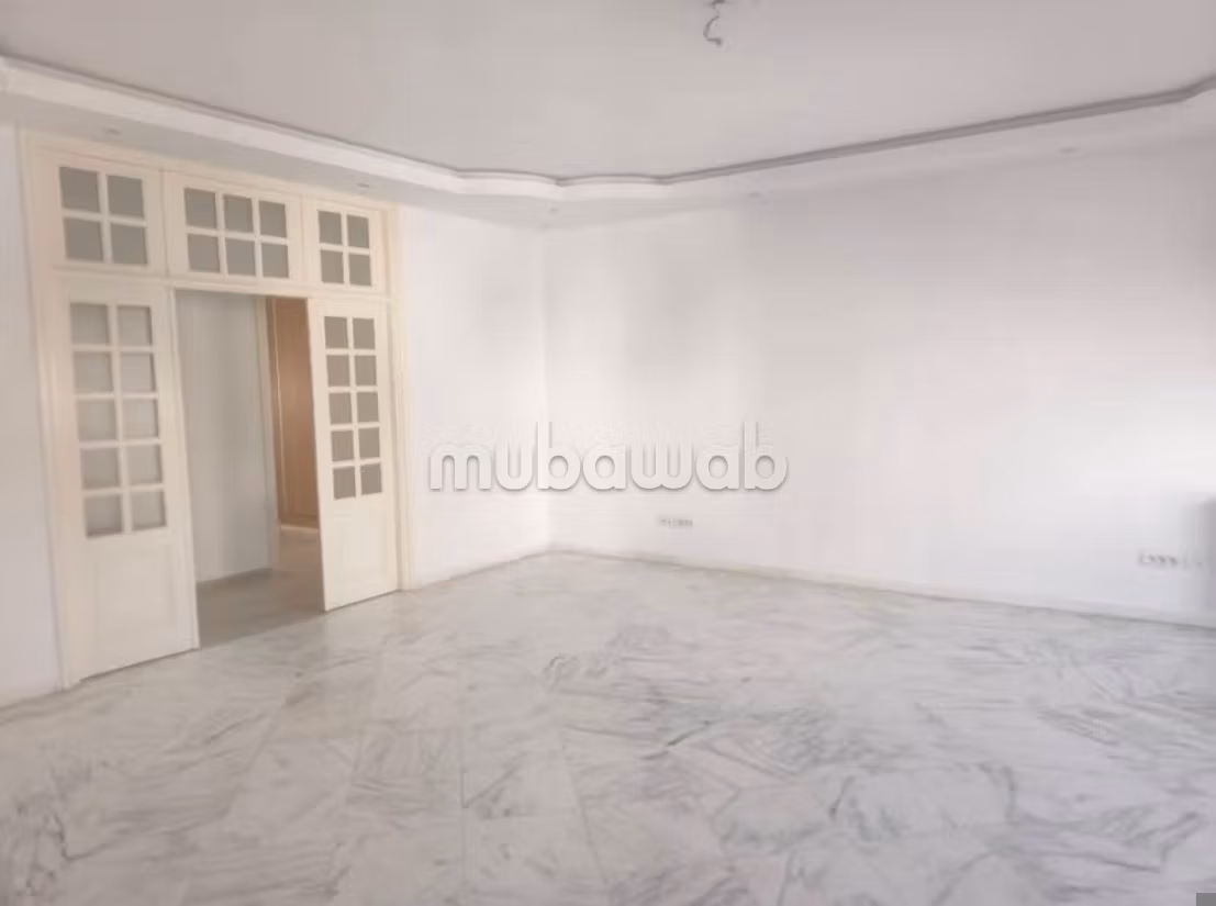 Location d'une maison à La Marsa. Surface de 180 m². Fenêtres avec double vitrage et porte blindée
