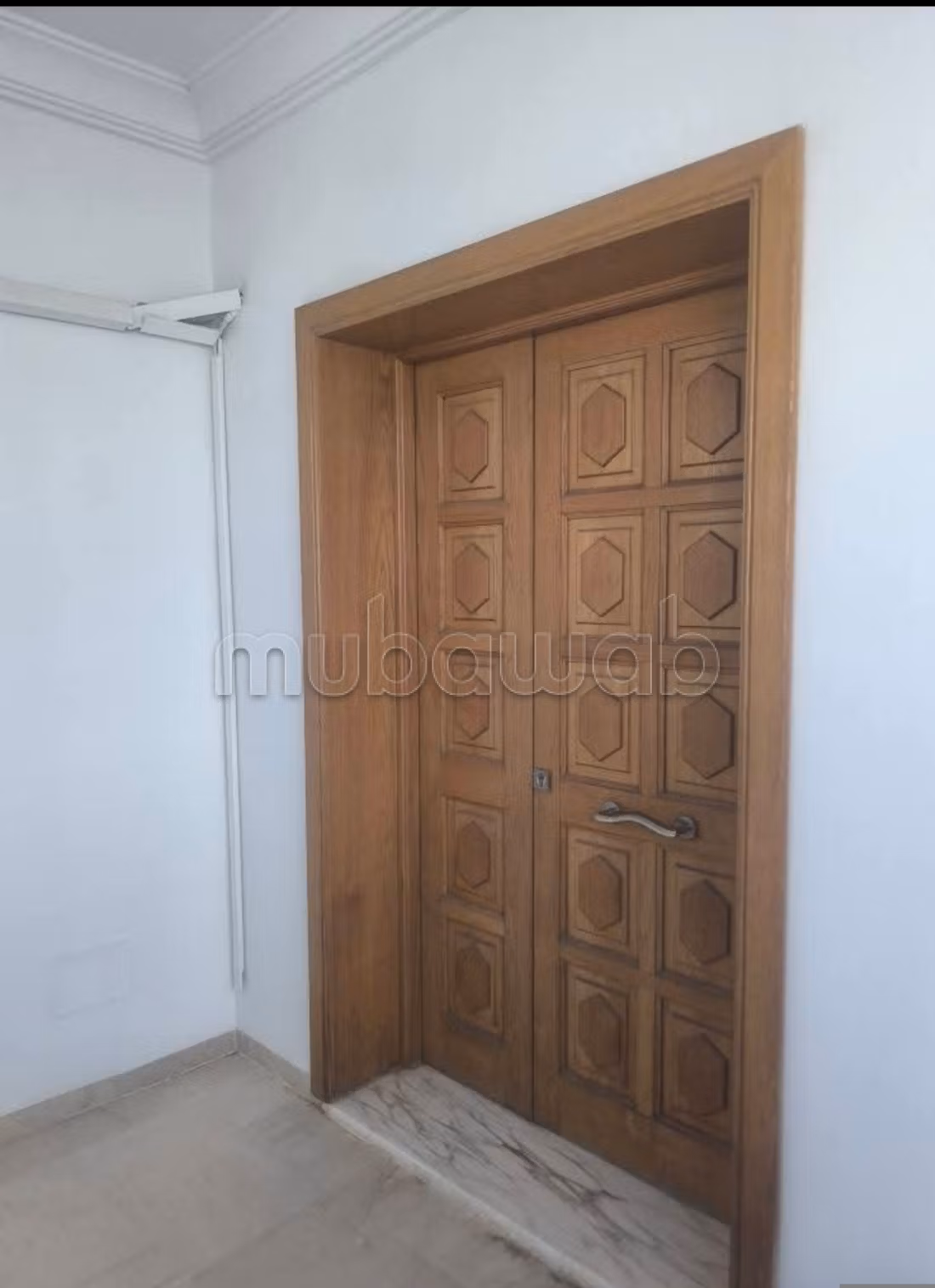 Location d'une maison à La Marsa. Surface de 180 m². Fenêtres avec double vitrage et porte blindée