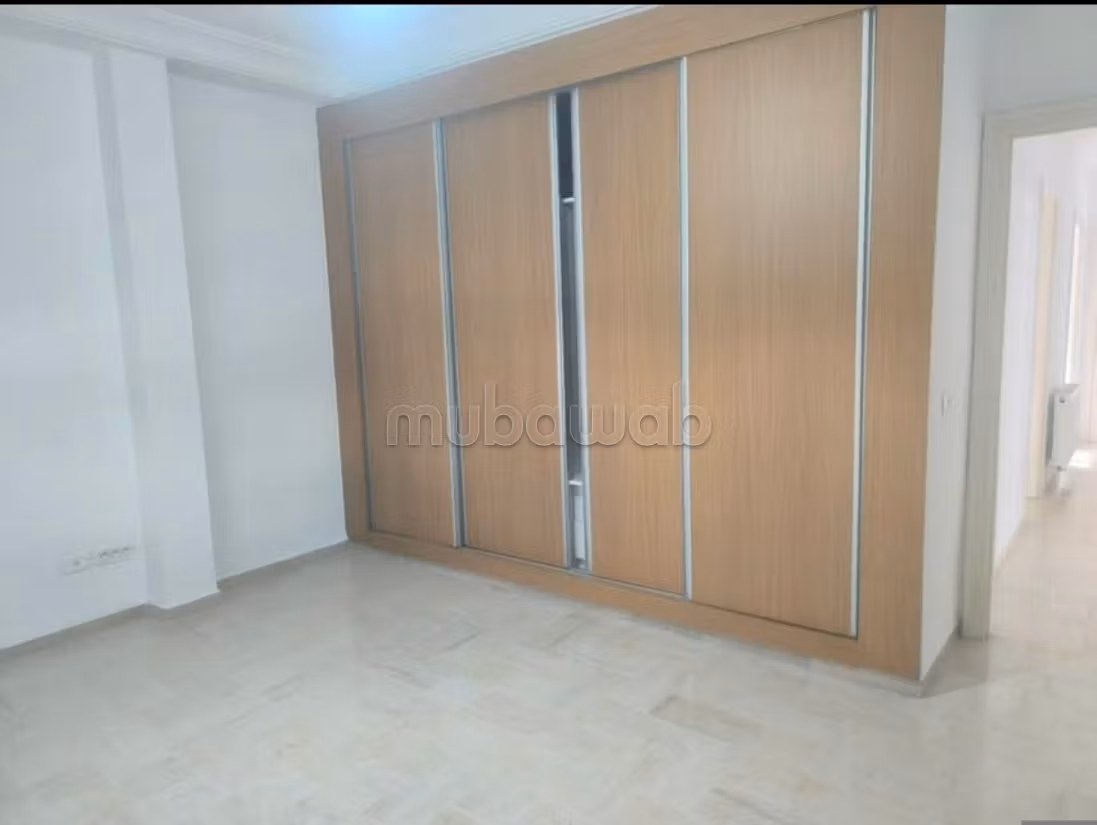 Location d'une maison à La Marsa. Surface de 180 m². Fenêtres avec double vitrage et porte blindée