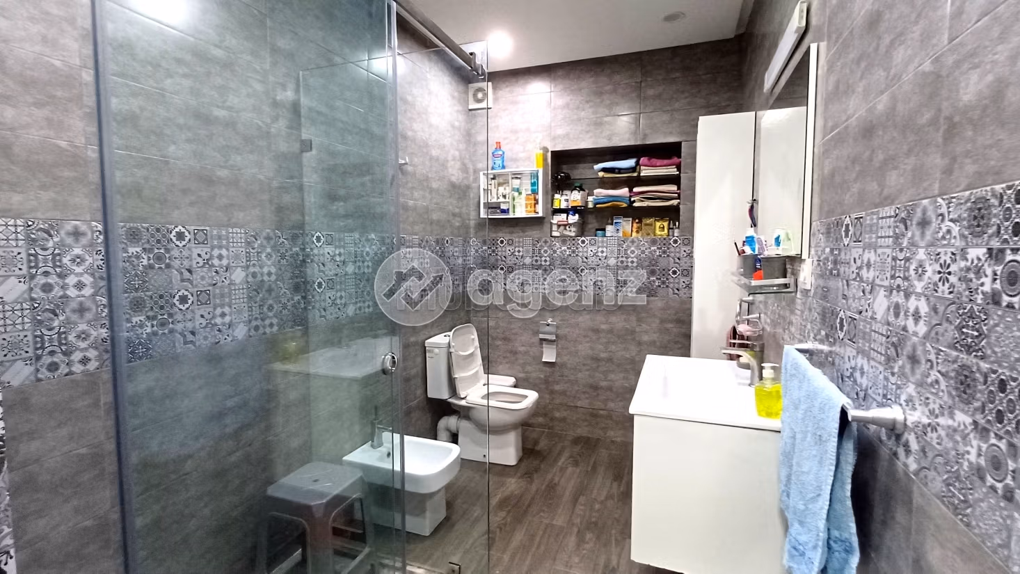 Apartment for sale in Centre Ville. 4 rooms. Fitted kitchen. 