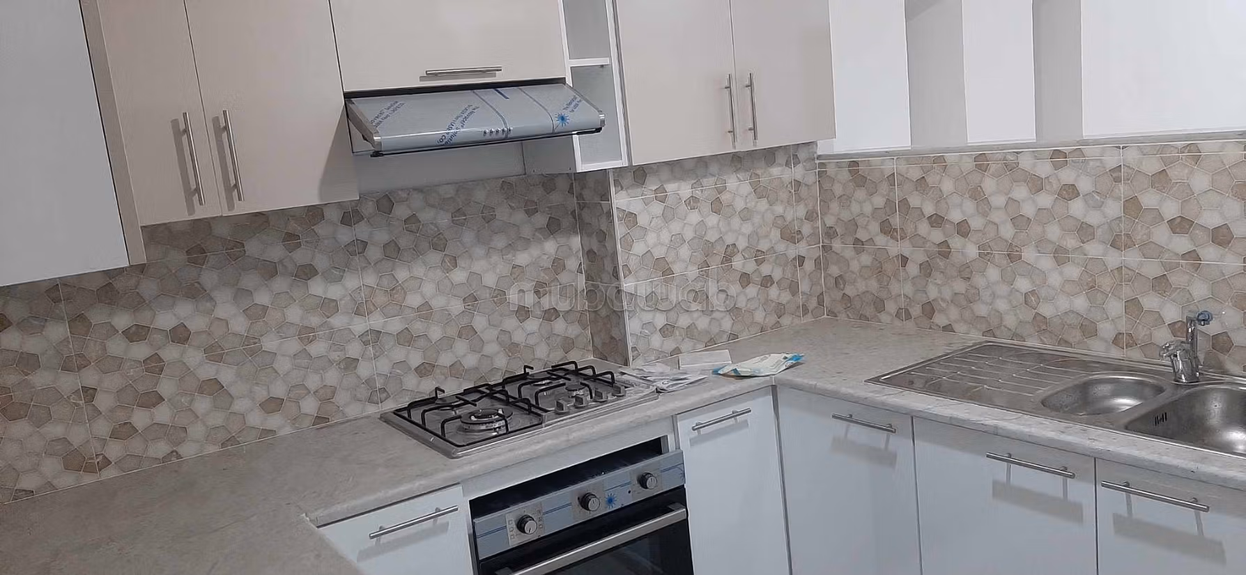 Offices for rent in Megrine Chaker. Total area 100 m². Fully equipped kitchen. 