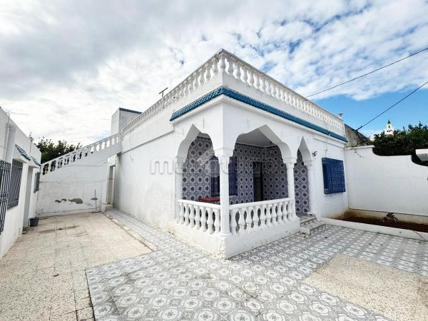 Villa di lusso in vendita a Ariana. Superficie di 337 m². Posto auto e giardino. 