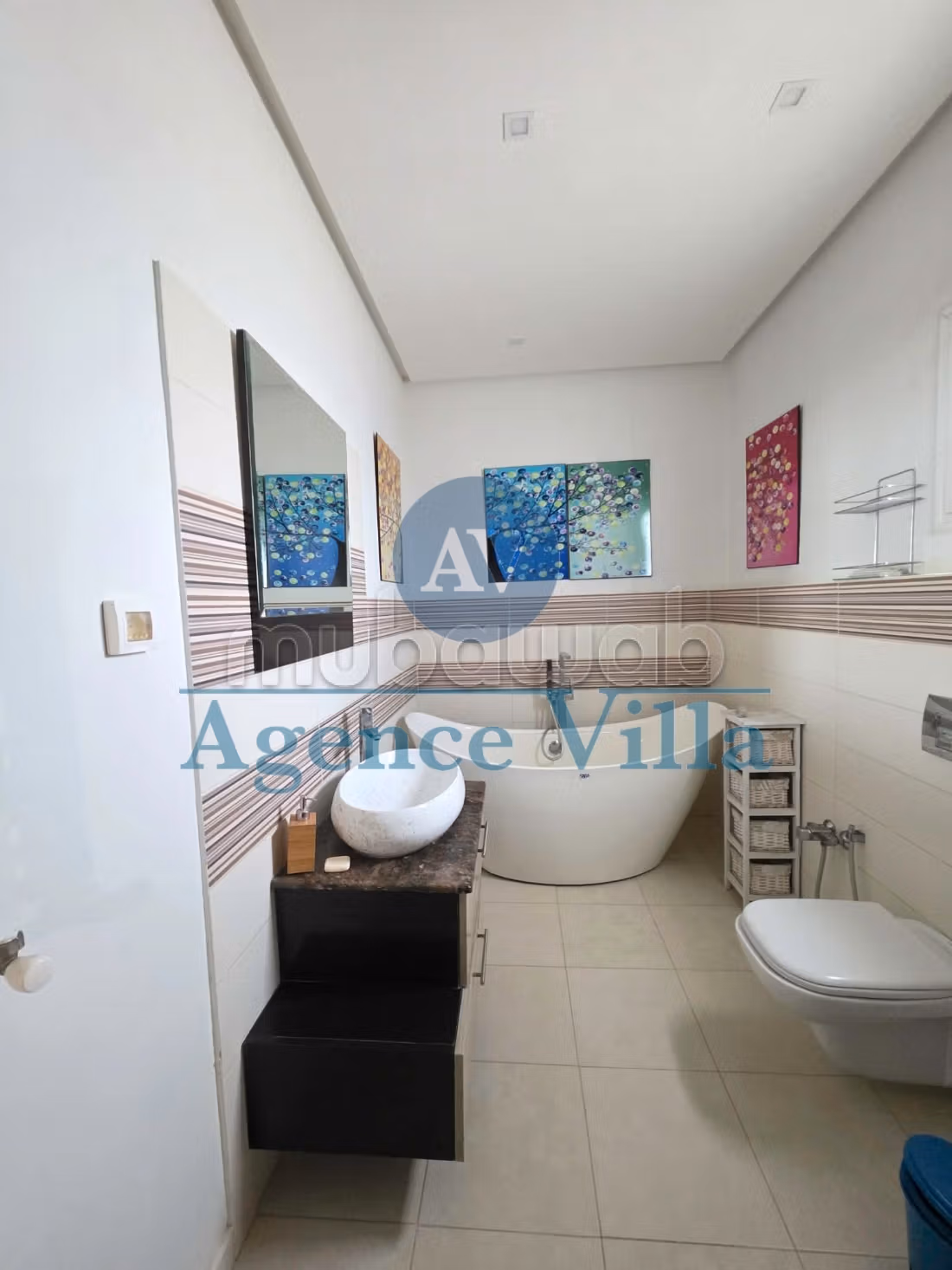 High quality villa rental in Bhar Lazreg. 5 large living areas. Ample storage space. 