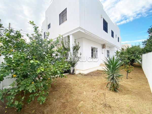 Luxury Villa for sale in Ariana. Dimension 387 m². Parking spaces and garden. 