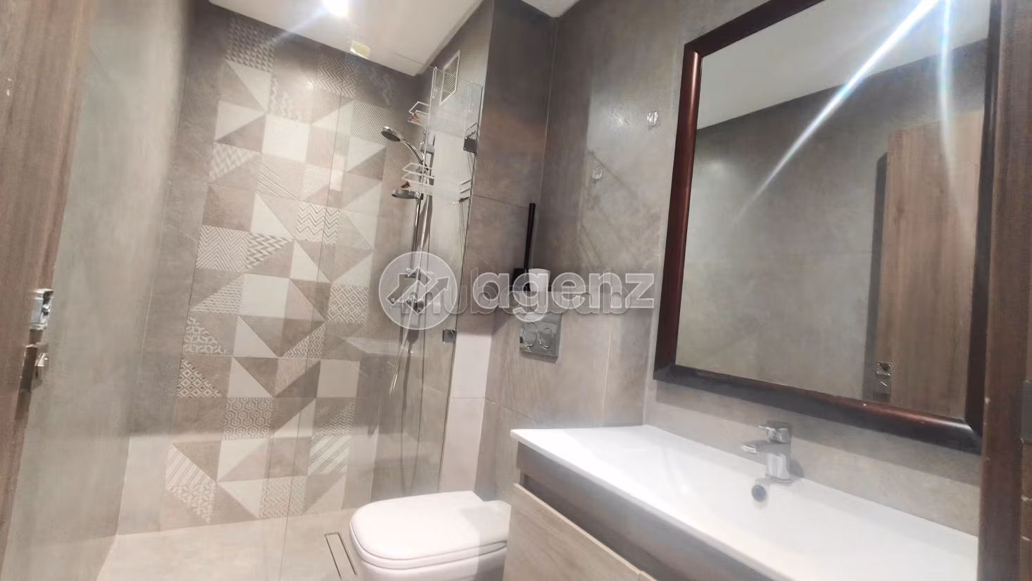 Apartment for sale. Total area 100 m². Garage and terrace. 