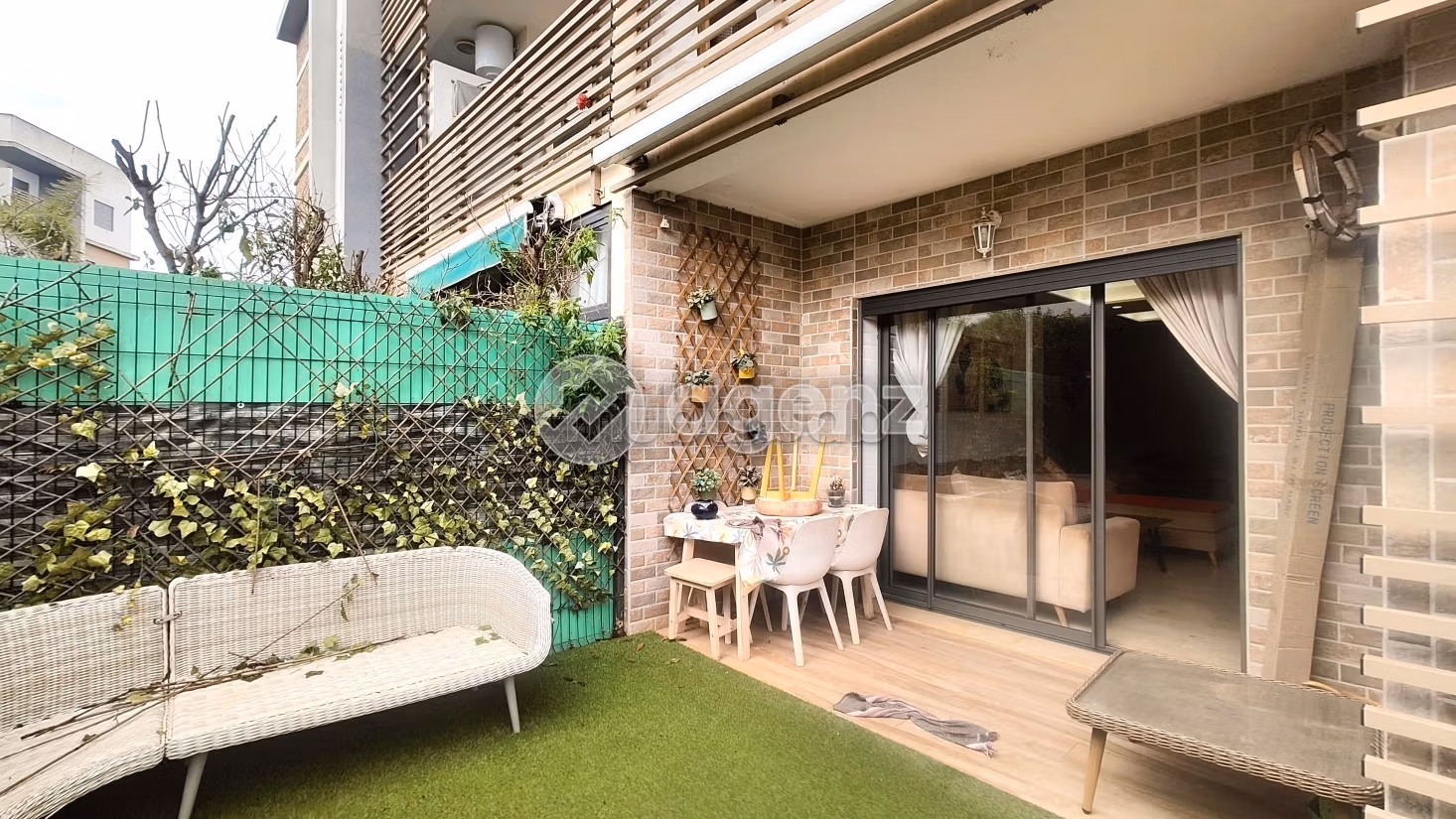 Apartment for sale. Total area 100 m². Garage and terrace. 