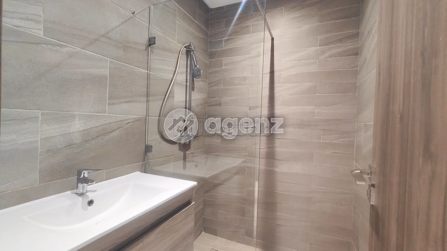 Apartment for sale. Total area 100 m². Garage and terrace. 