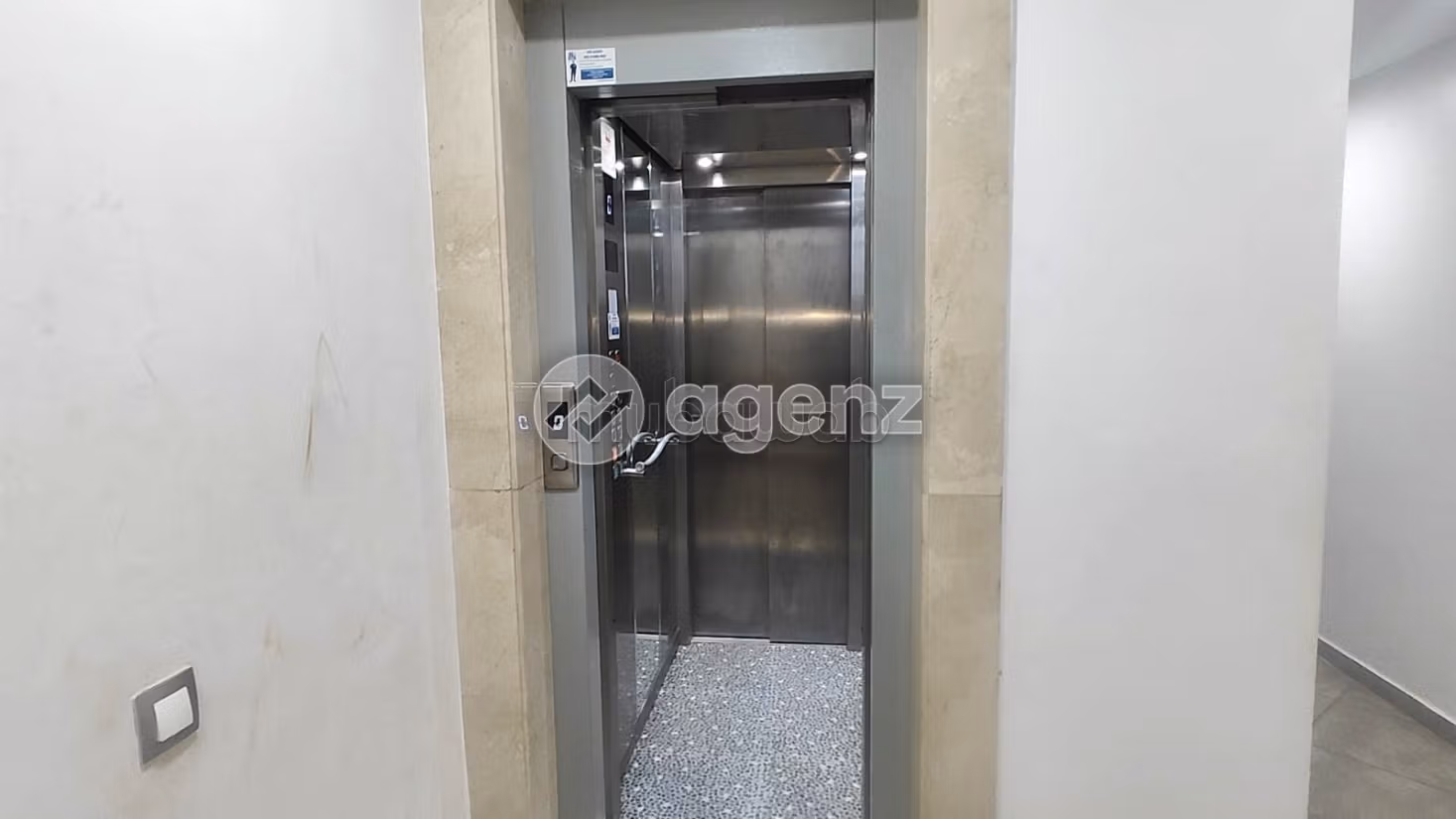 Apartment for sale. Total area 100 m². Garage and terrace. 