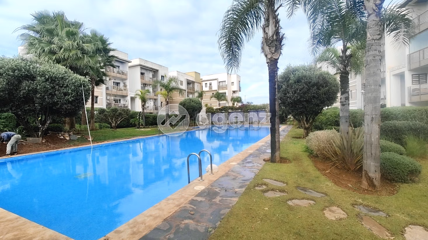 Apartment for sale. Total area 100 m². Garage and terrace. 