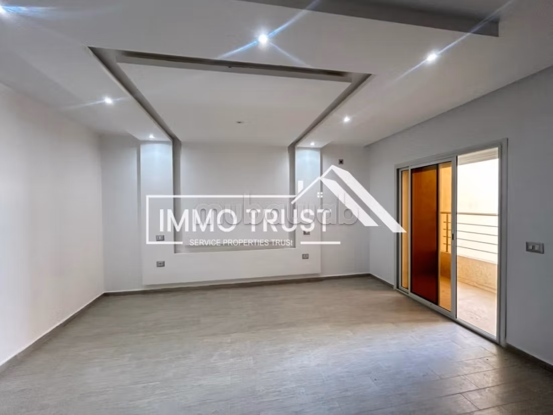 Triplex 2 S5 jamais habité à La Soukra
