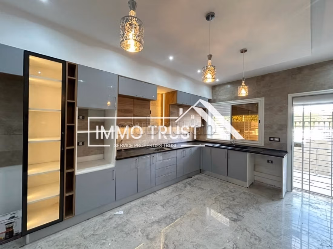 Triplex 2 S5 jamais habité à La Soukra