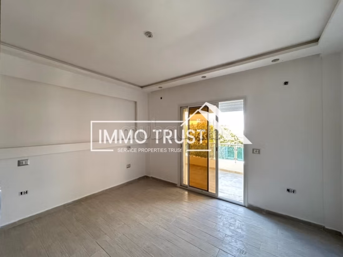 Triplex 2 S5 jamais habité à La Soukra