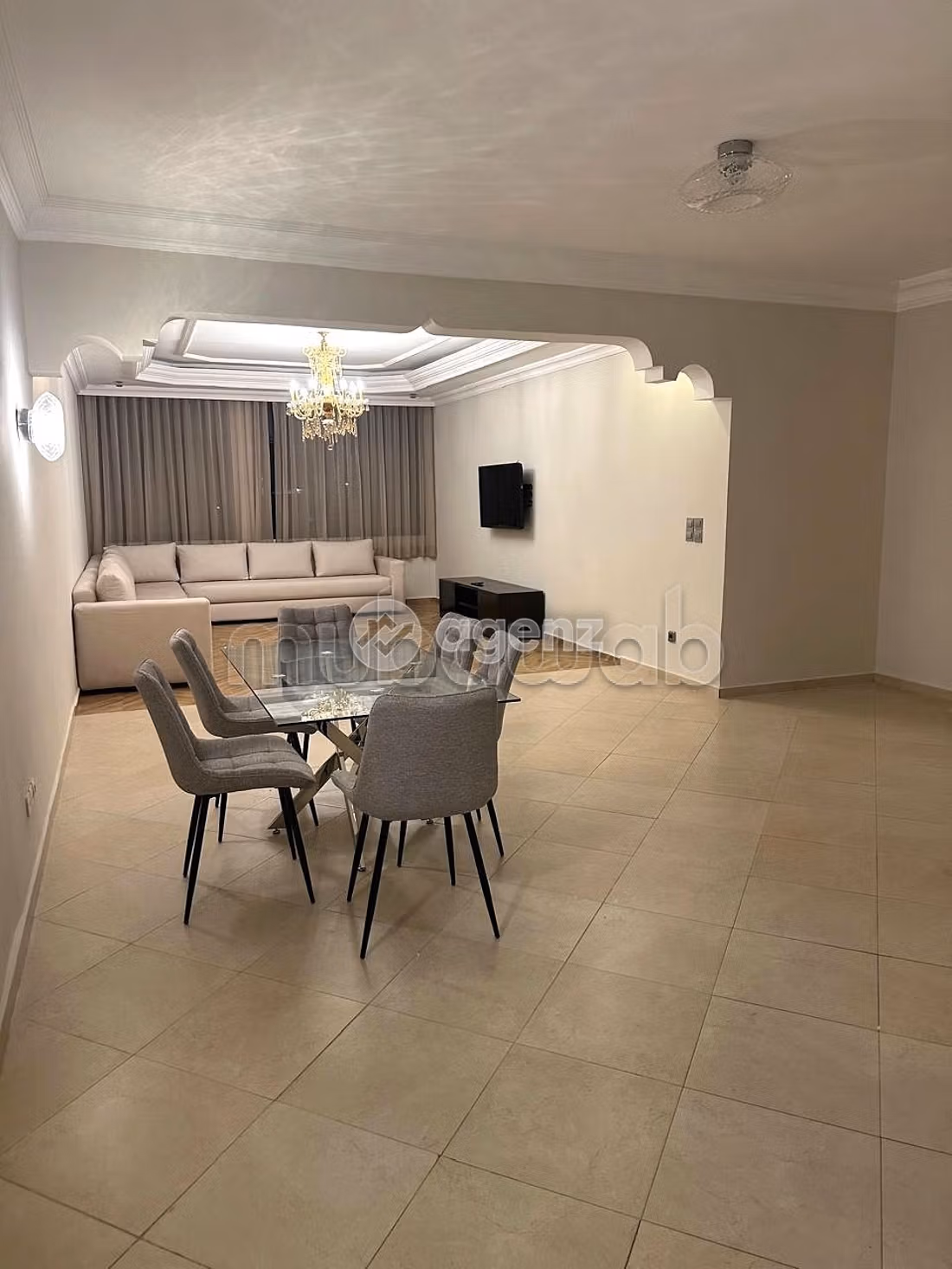 Affitta il tuo appartamento a Bourgogne Est. Superficie totale 137 m². Posto auto e terrazzo. 
