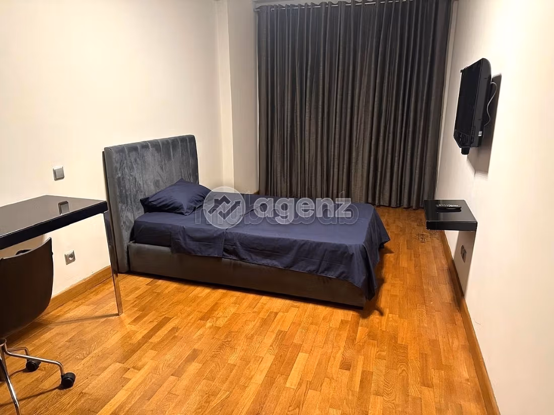Affitta il tuo appartamento a Bourgogne Est. Superficie totale 137 m². Posto auto e terrazzo. 