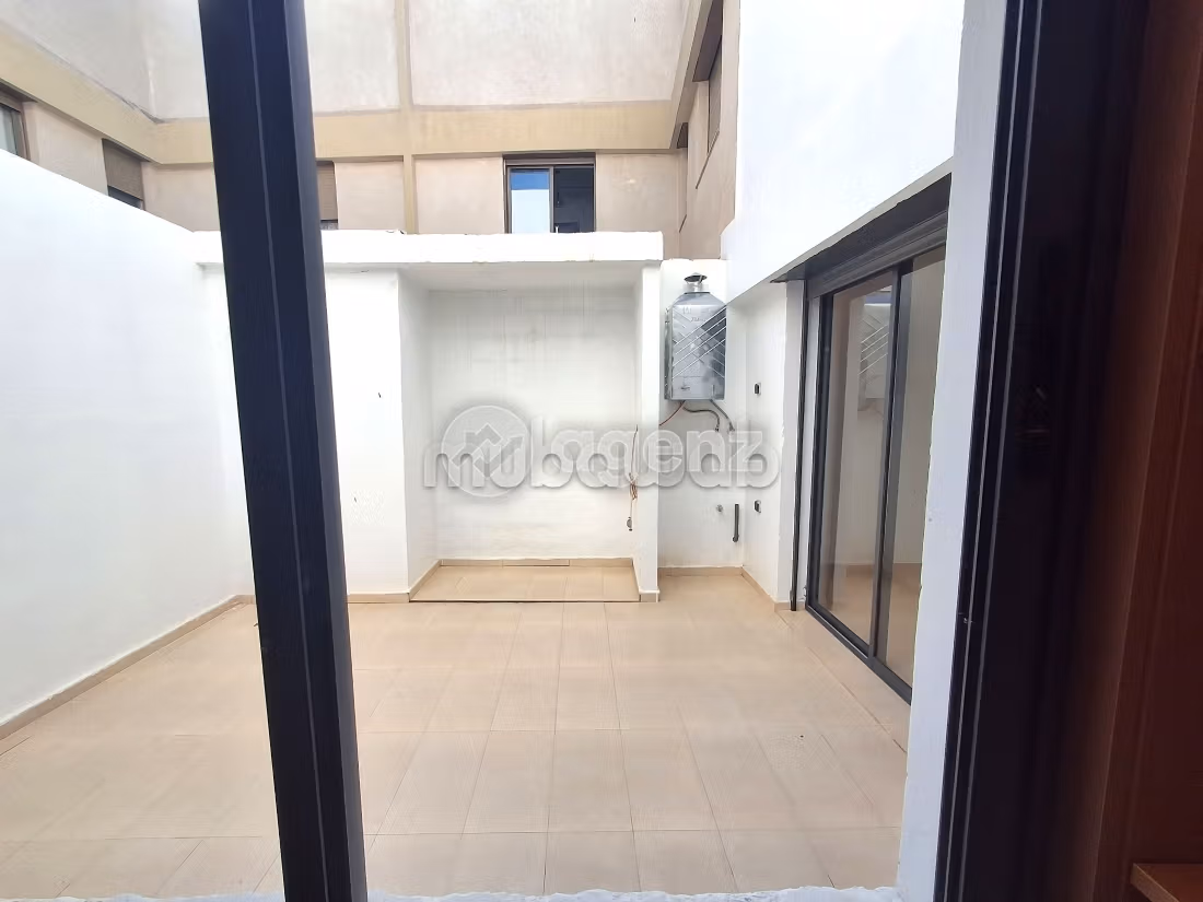 Rent this apartment. 2 rooms. Fitted kitchen. 