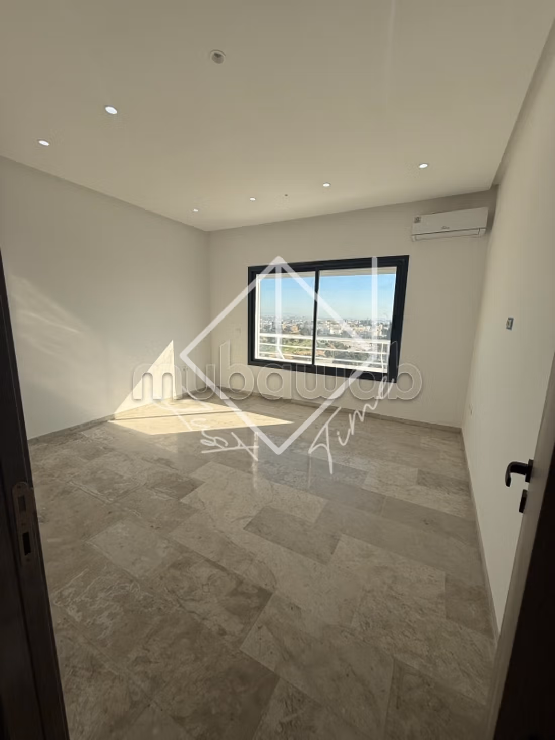Offices for rent in Ariana. Small area 60 m². Beautiful terrace. 