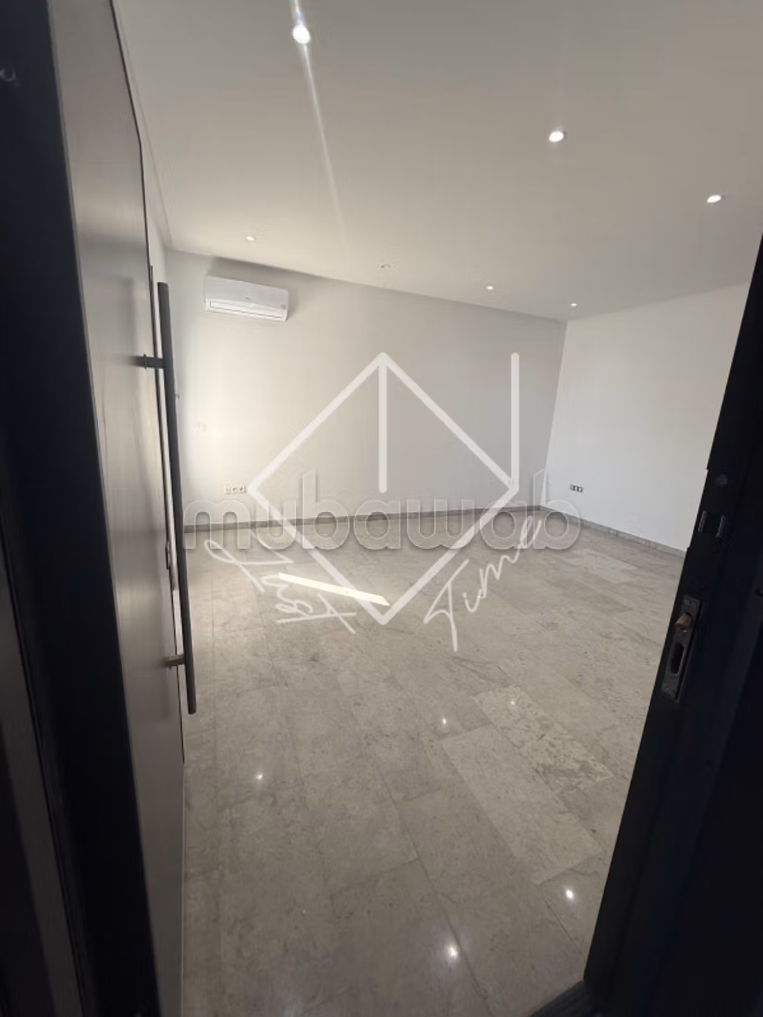 Offices for rent in Ariana. Small area 60 m². Beautiful terrace. 