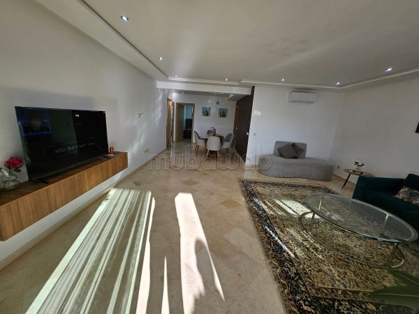 Se alquila este piso. Pequeña superficie 90 m². Con ascensor y zona verde. 