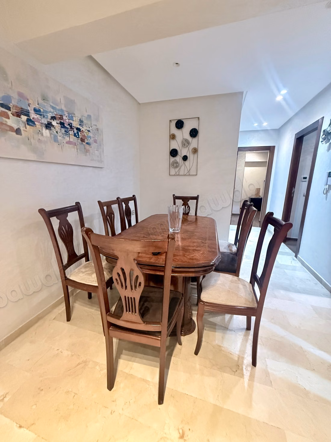 Een gemeubileerd appartement met een terras met uitzicht op de oceaan