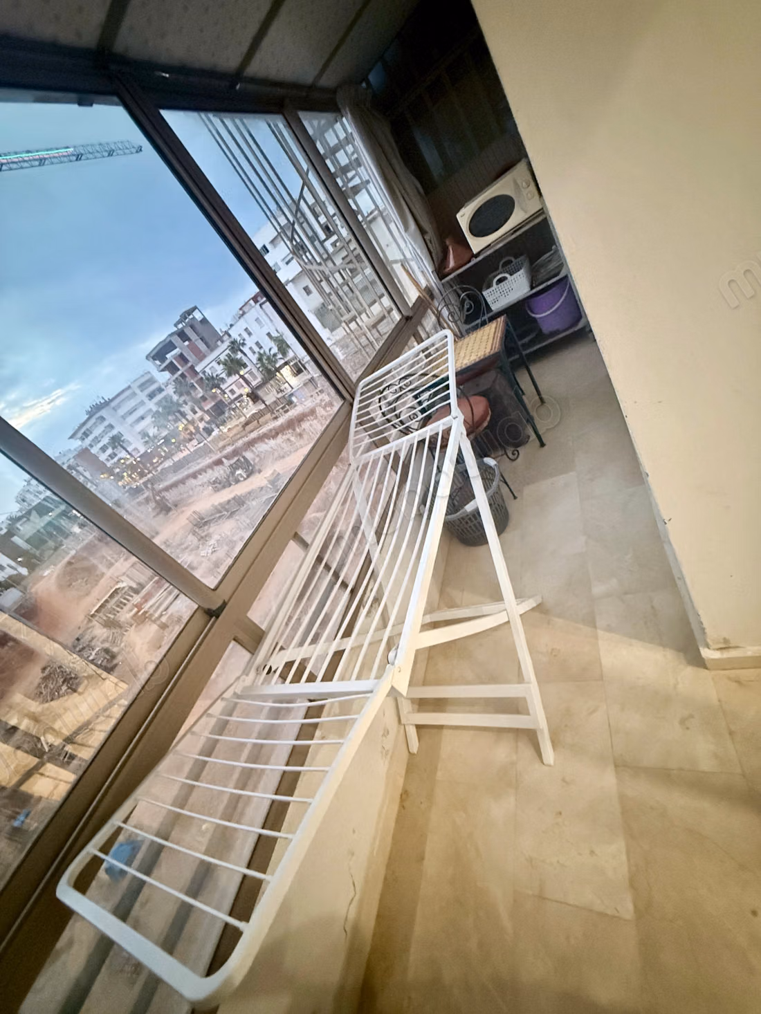 Een gemeubileerd appartement met een terras met uitzicht op de oceaan
