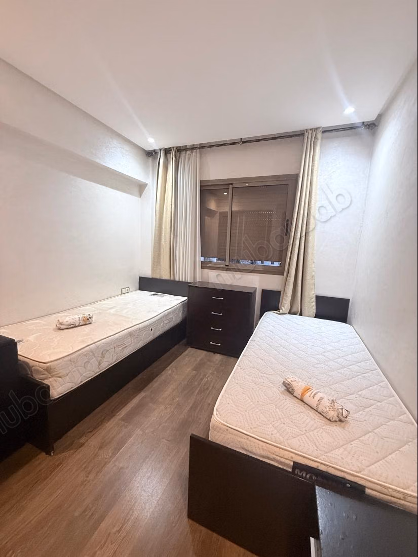 Een gemeubileerd appartement met een terras met uitzicht op de oceaan