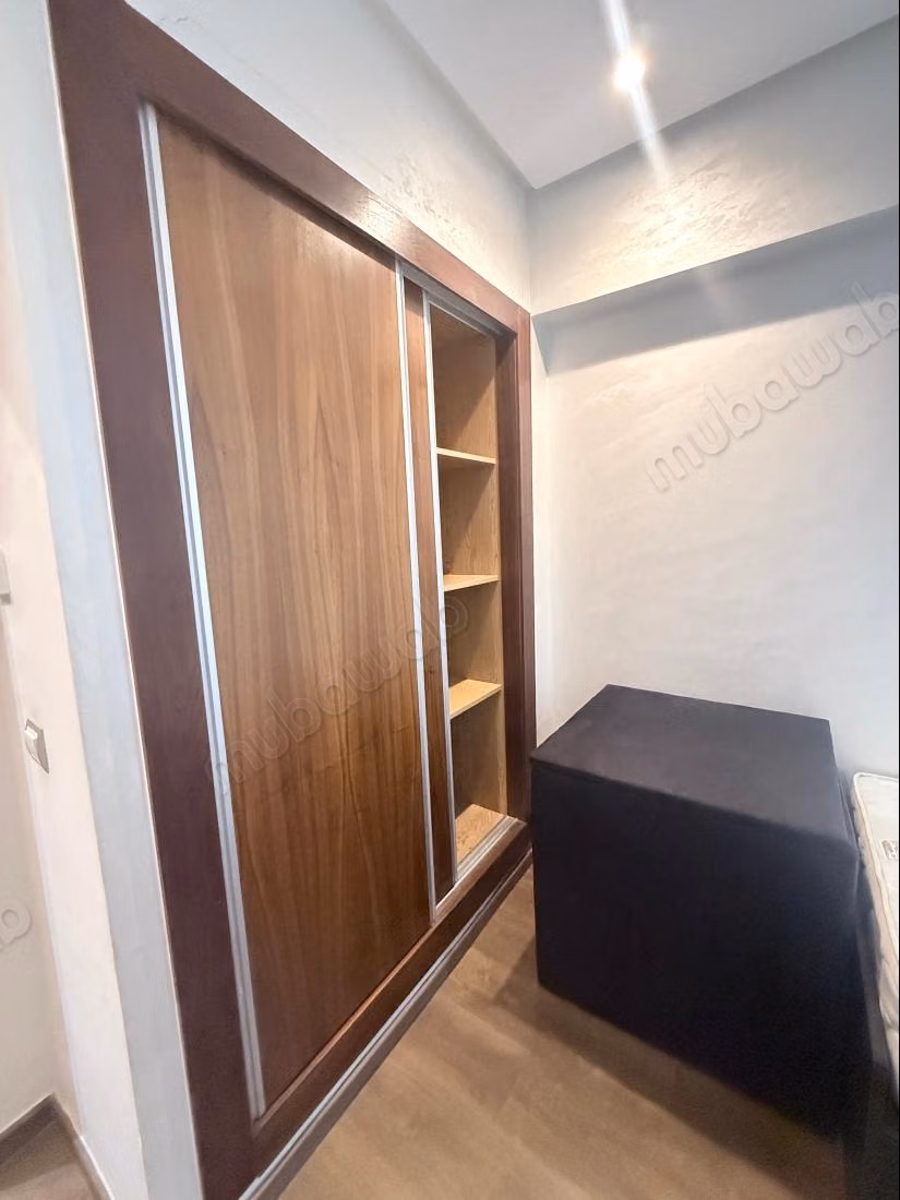 Een gemeubileerd appartement met een terras met uitzicht op de oceaan