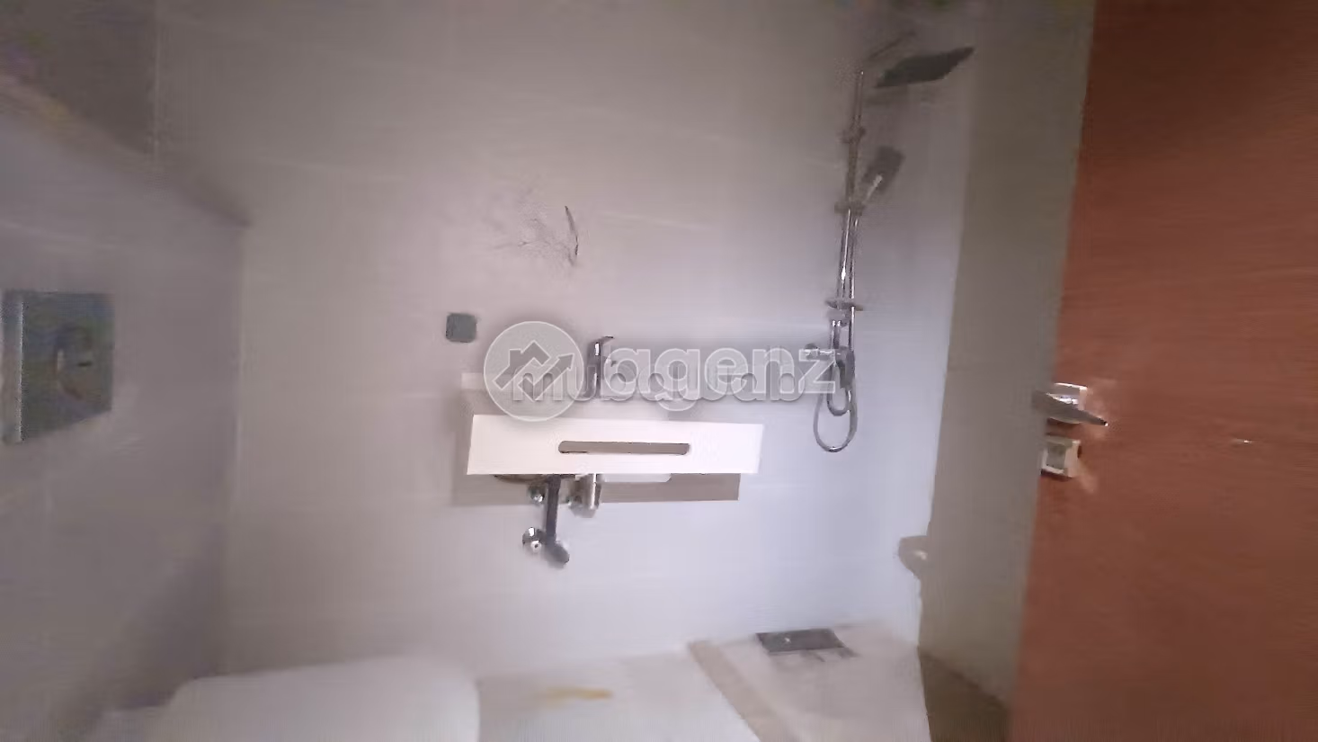 Busca pisos en venta. 3 dormitorios. Parking y ascensor. 