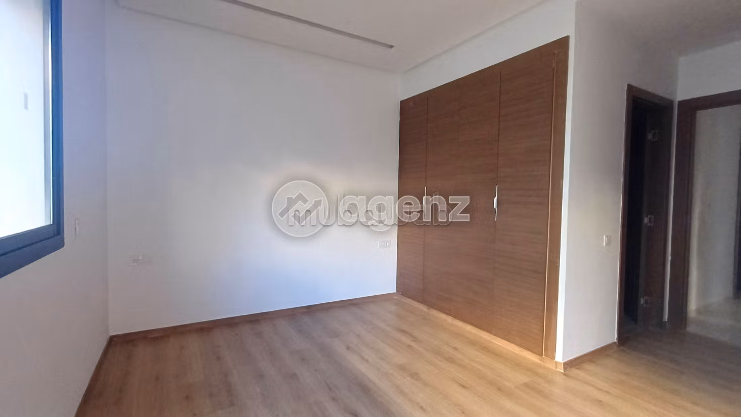 Busca pisos en venta. 3 dormitorios. Parking y ascensor. 