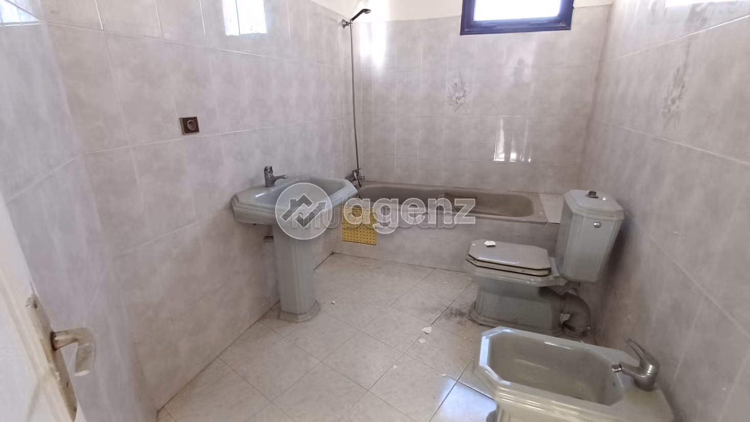 Busca pisos en venta en Castilla. 3 hermosas habitaciones. Con ascensor. 