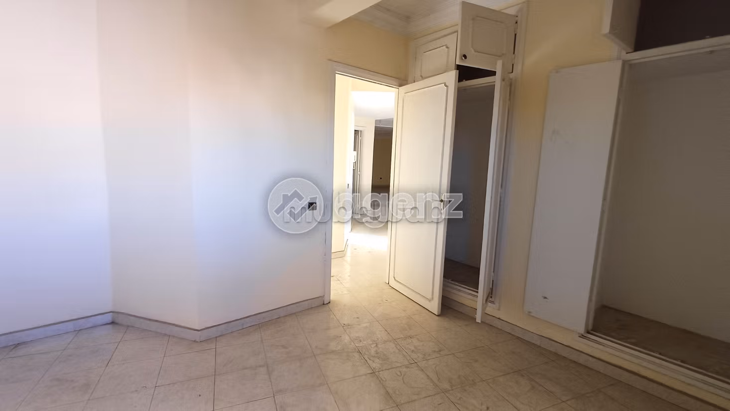 Busca pisos en venta en Castilla. 3 hermosas habitaciones. Con ascensor. 