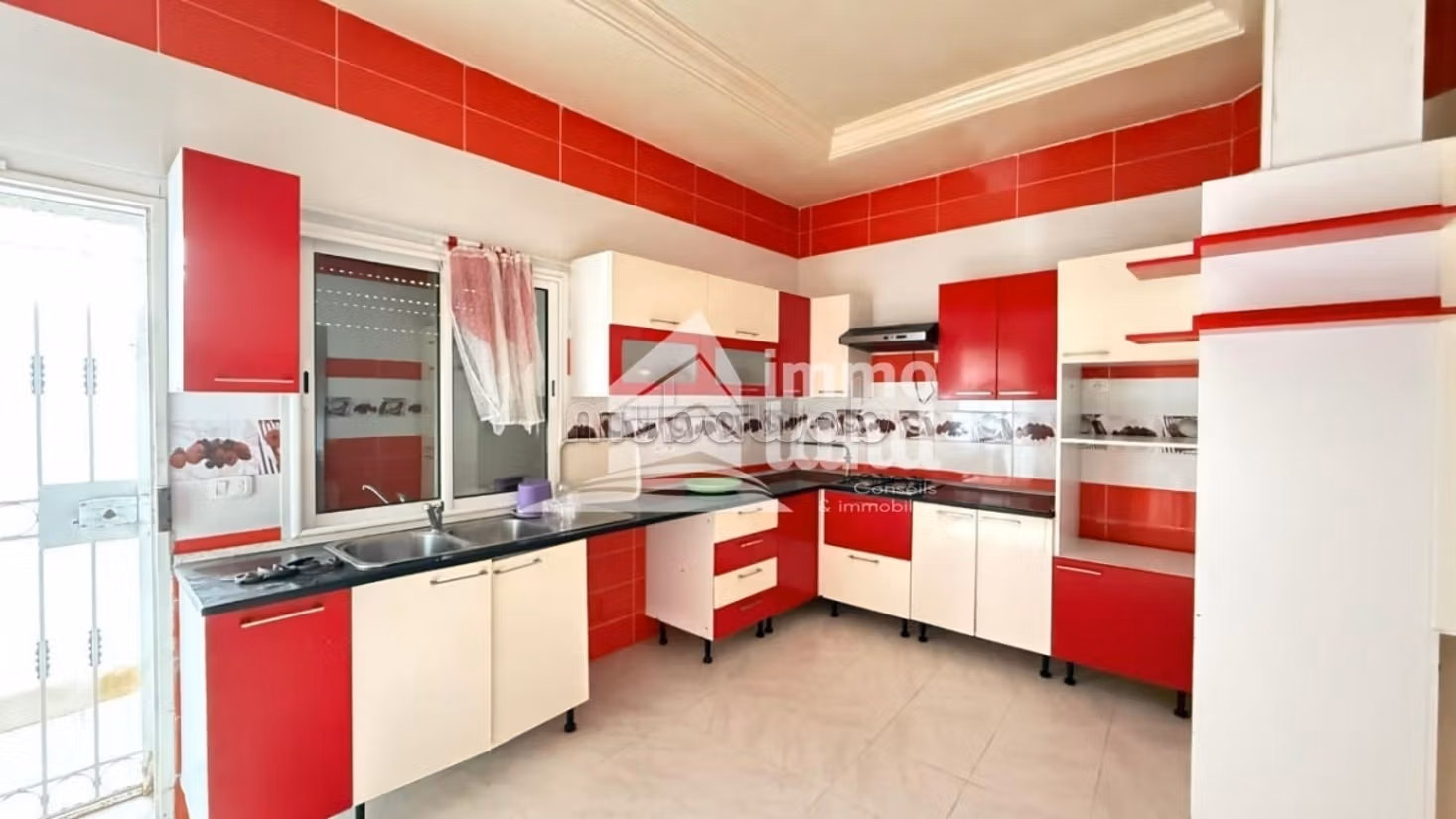 Villa de 319m2 terrain et 350m2 bâti à borj louzir